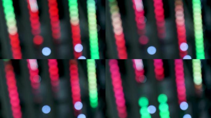 明亮的红色和绿色彩色条带。模糊的霓虹灯色线条与波克。抽象的假期背景。夜总会或音乐厅的舞台灯光散焦脉动