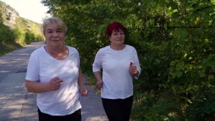 两位师姐一起慢跑-活跃的老年人、家庭和运动概念