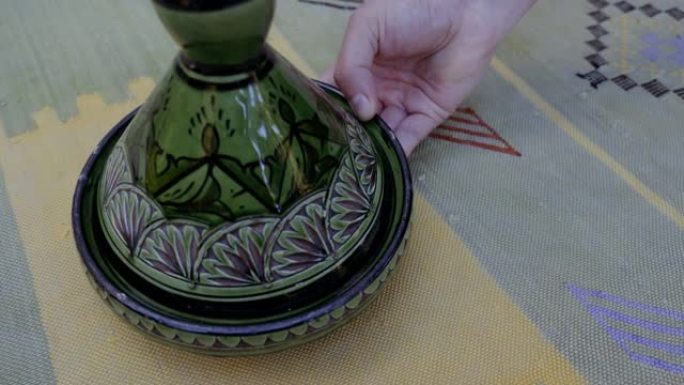日期和核桃在装饰绿色的tajine (tajine) 中，在手工制作的传统摩洛哥仙人掌丝绸 (Sab