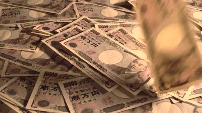 把10,000日元的钞票放在桌子上。男人数日元钞票。