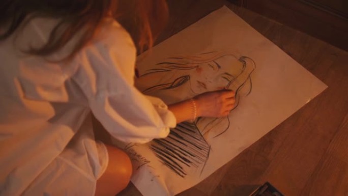 受启发的才华横溢的漂亮女人画家肖像用彩色蜡笔在画布上绘制素描