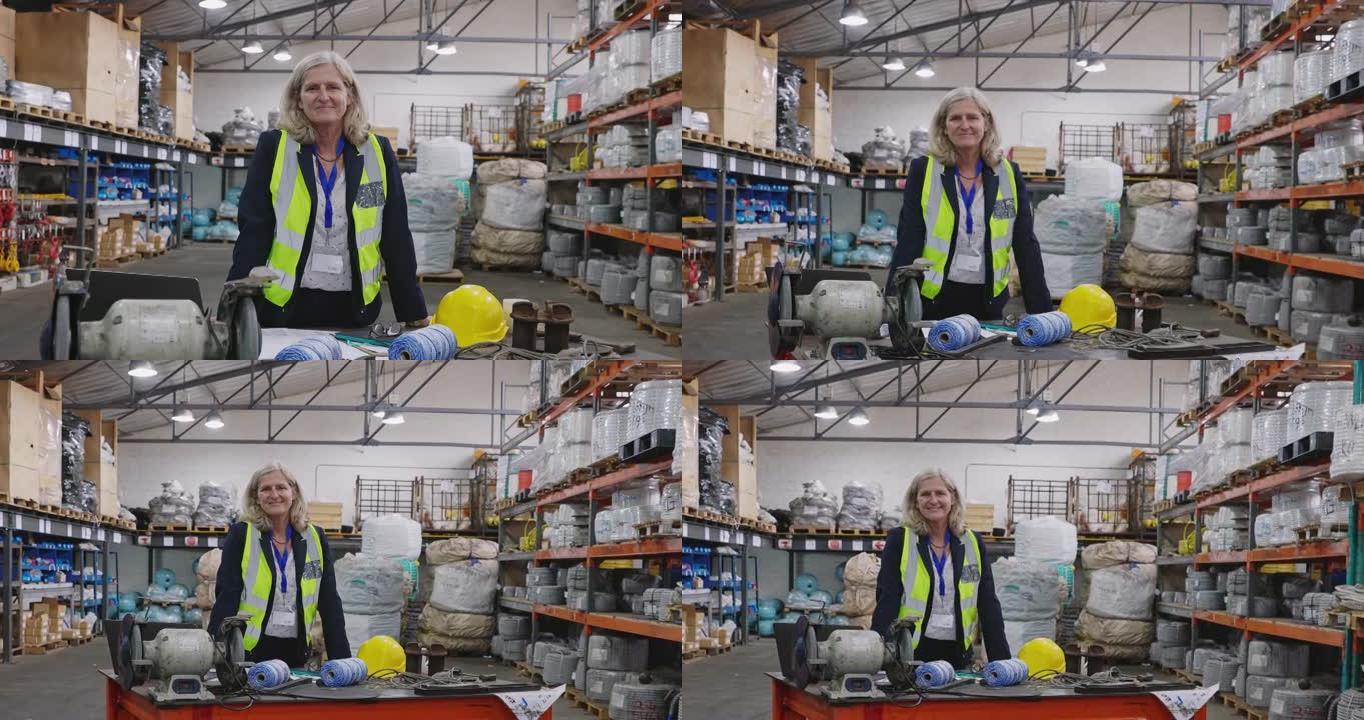 一个在仓库工作的成熟女人的4k视频片段