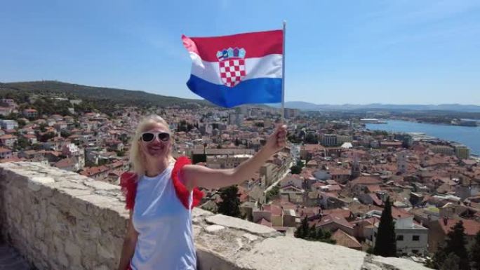 带着克罗地亚国旗的希贝尼克女人