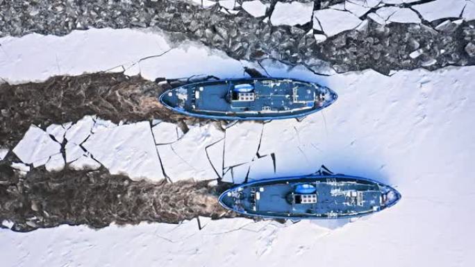 波兰冬季冰河上的两艘破冰船。
