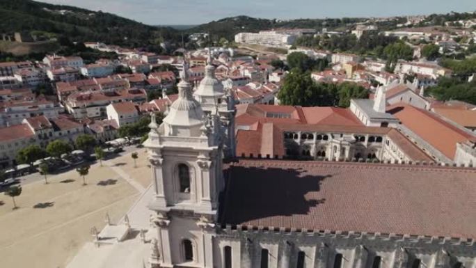 Alcobaca修道院的正面立面细节，哥特式和巴洛克式的建筑综合体，空中拍摄。