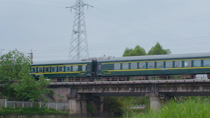 绿皮火车列车过桥