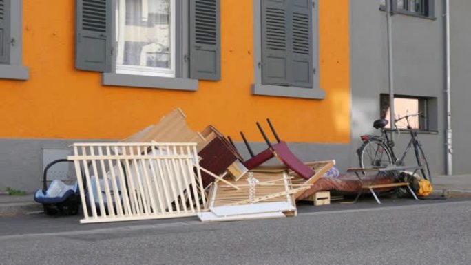 德国2021年4月27日科尔: 在被垃圾车清除之前，大量的家庭垃圾、家具、物品和家居用品躺在街上。每