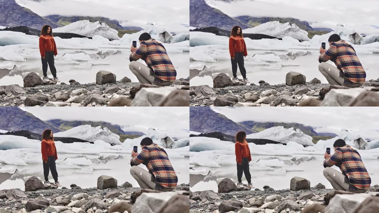 一名女性游客与背景冰川合影的照片