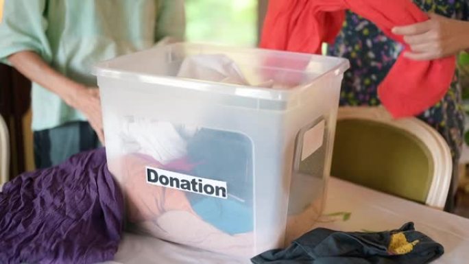 亚洲家庭用捐款箱准备捐赠衣物
