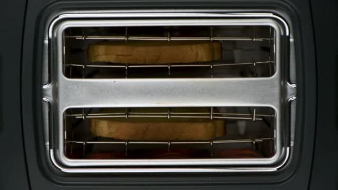 烤面包机烤面包烤面包到烧焦的水平，顶视图，加速延时