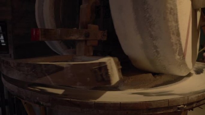 在自动传统设备内用人造齿轮制作白色粉末，以在恶劣天气下用荷兰风车的内部粉碎，木制结构带有两个大卷和磨