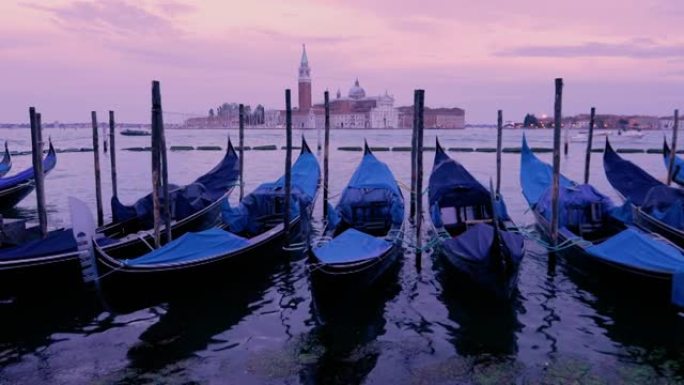 镜头-黄昏时停泊在意大利威尼斯运河中的吊船