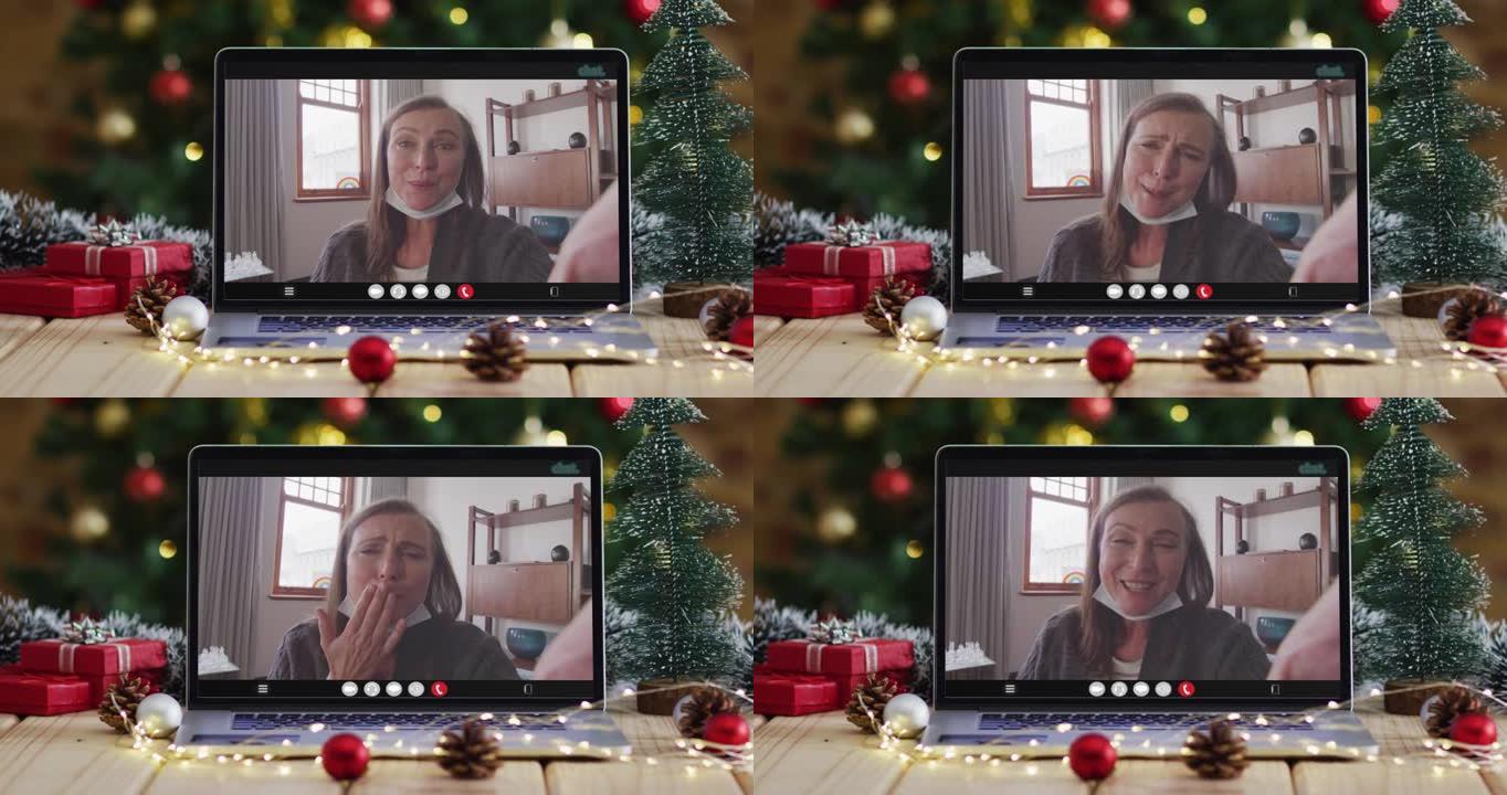 戴着视频通话的白人高级妇女戴着圣诞树