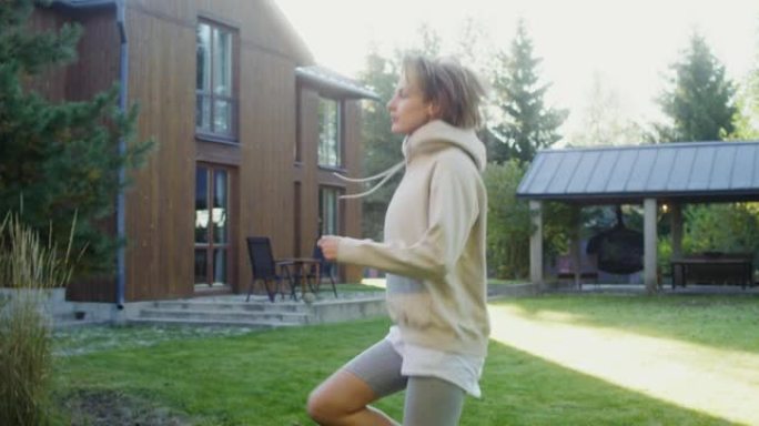 一名年轻女子正在户外运动，高抬腿跳跃