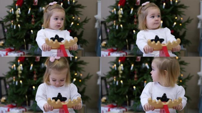 木制摇鹿上的快乐小女孩肖像，背景上的圣诞树