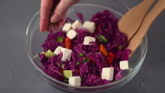 在沙拉中加入葱配紫色纳帕卷心菜和羊乳酪