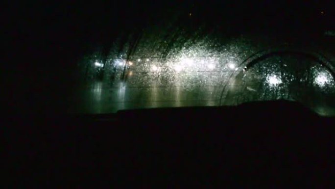 在比利时的一个雨夜，高速公路上的汽车前灯