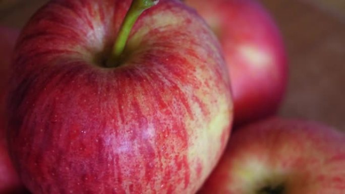 gala品种的几个苹果特写视频。苹果皮上的水滴。