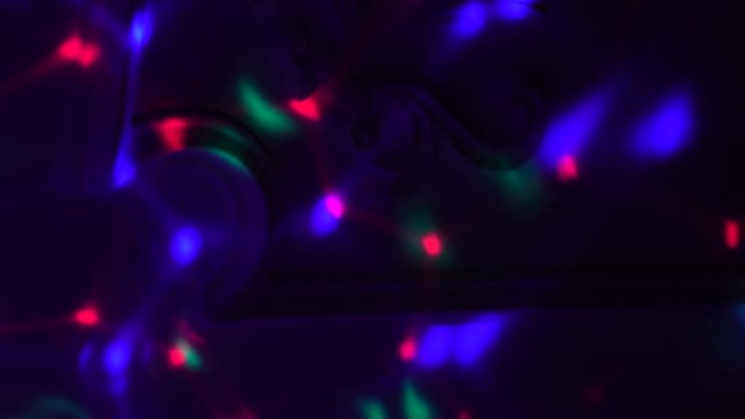 夜店中反射的LED迪斯科灯，霓虹灯在夜店中旋转。