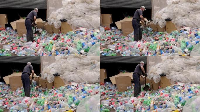 在回收工厂前，工人整理塑料瓶