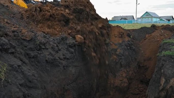 农村的土方工程。现代推土机在建筑工地掩埋沟槽