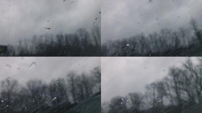 在雨中行驶，而雨滴则向上移动汽车的后窗