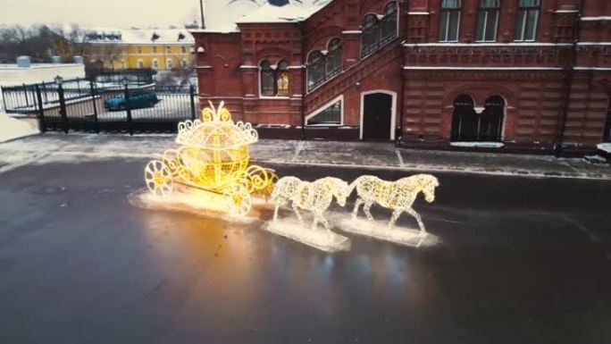 马和一车花环，美丽的新年街装饰