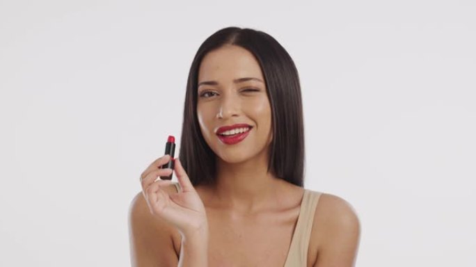 一个美丽的年轻女人涂红色唇膏的4k视频片段