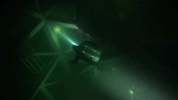 后座技术潜水员探索淹没的核导弹发射井