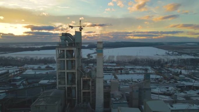 工业生产区高工厂结构水泥厂和塔式起重机的鸟瞰图