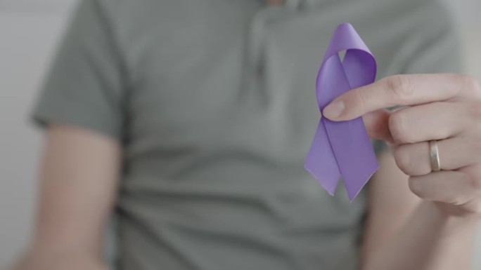 手捧紫丝带，阿尔茨海默病，胰腺癌，癫痫意识，世界癌症日