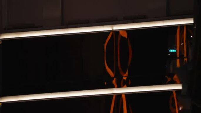 爱沙尼亚塔林玻璃栏杆上的橙色装饰