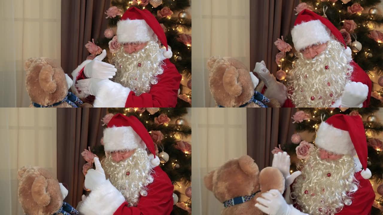 有趣的圣诞老人向泰迪熊展示技巧。