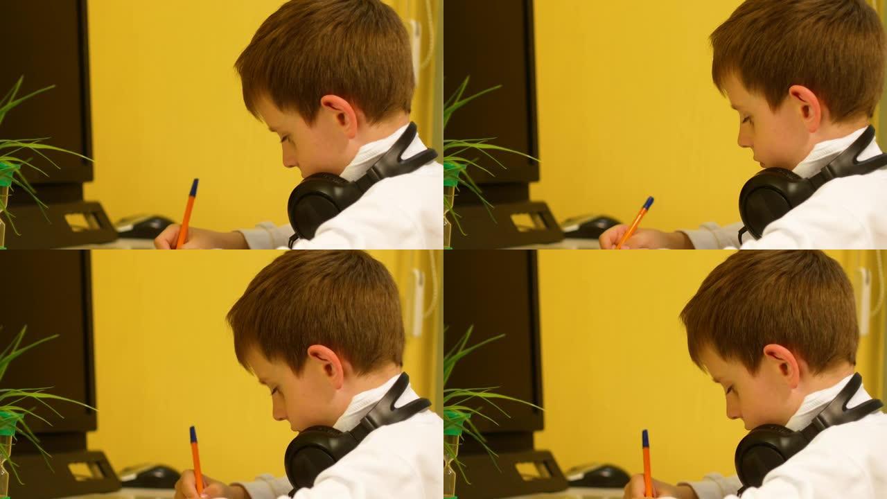 在沙漏写字台学习家庭主题。高加索男孩7-8岁做作业，在笔记本上写字。远程学习主题。