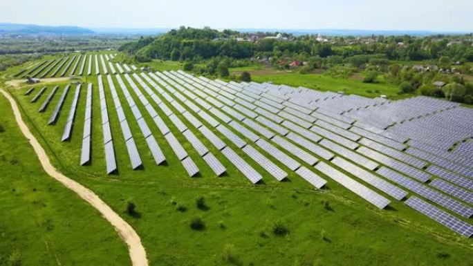 大型可持续发电厂的鸟瞰图，带有多排太阳能光伏板，用于产生清洁的生态电能。零排放概念的可再生电力