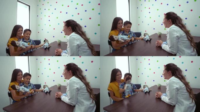 心理学家在诊所与小男孩和母亲交谈
