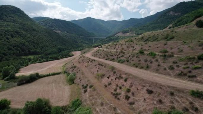 山景中的快速入门之路。穿过山间桥的高速公路。