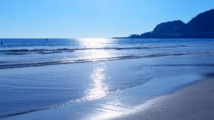 阳光闪烁的海滩水天相接日出清晨蓝色海洋
