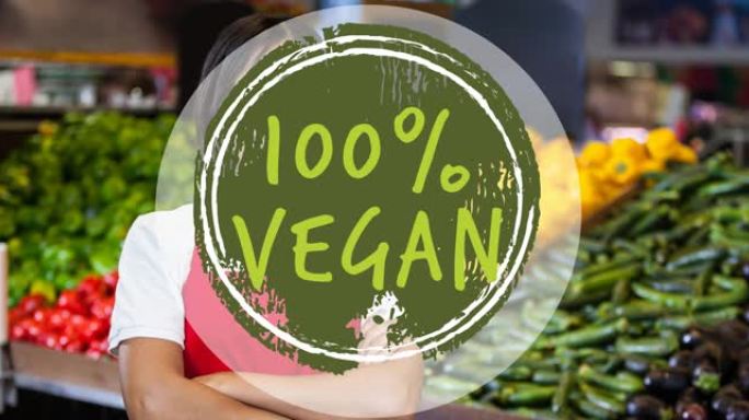 100% 素食文本的动画在绿色，微笑的女人在蔬菜前在商店