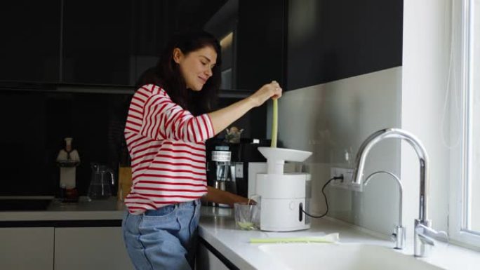 女人在厨房准备芹菜汁