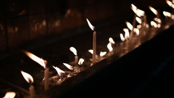 犹太教堂背景中的蜡烛