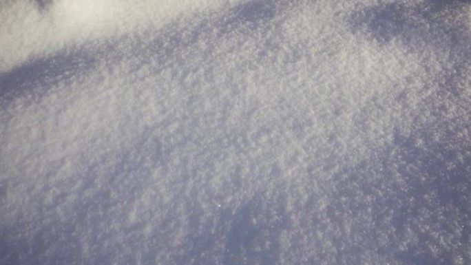 圣诞节前新鲜的白色蓬松雪