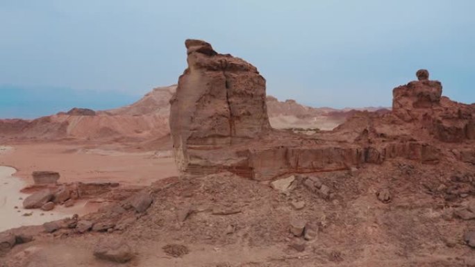 带有红色岩石地层的沙漠上的无人机视图