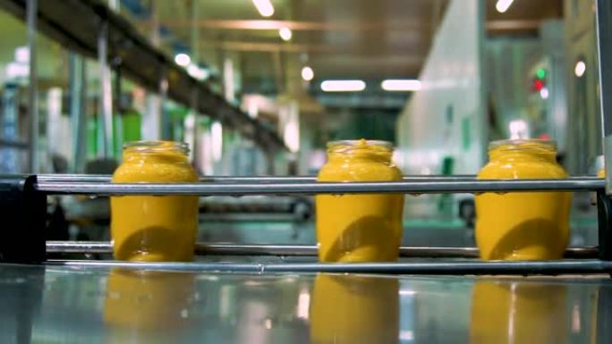 罐装蔬菜西葫芦装在玻璃罐中。在罐头厂加工蔬菜。生产输送机