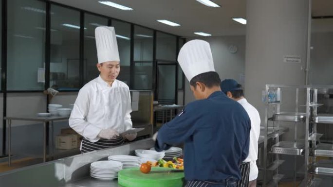 厨师团队在酒店餐厅的厨房里准备食物。食物和丁克概念。