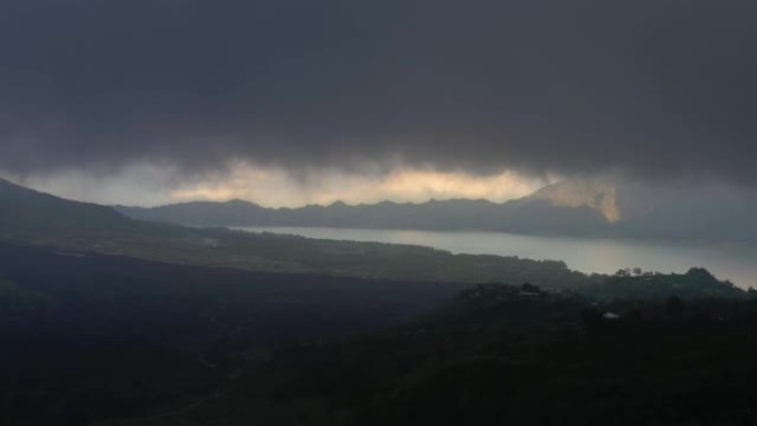 晴天阴雨云巴厘岛著名火山口湖海岸线空中全景4k印度尼西亚