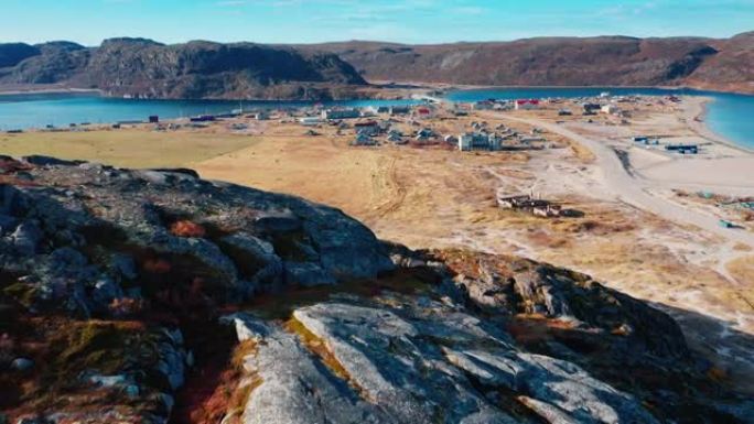 飞越北极的岩石。俄罗斯巴伦支海和Teriberka村 (地平线上) 海岸的鸟瞰图
