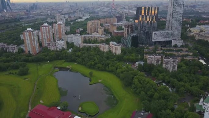 俄罗斯暮光之城莫斯科市生活街区湖空中全景4k