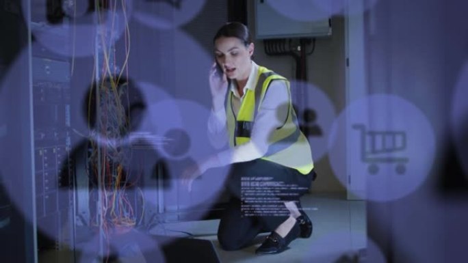 通过计算机服务器通过智能手机对高加索女性it工程师进行数据处理的动画