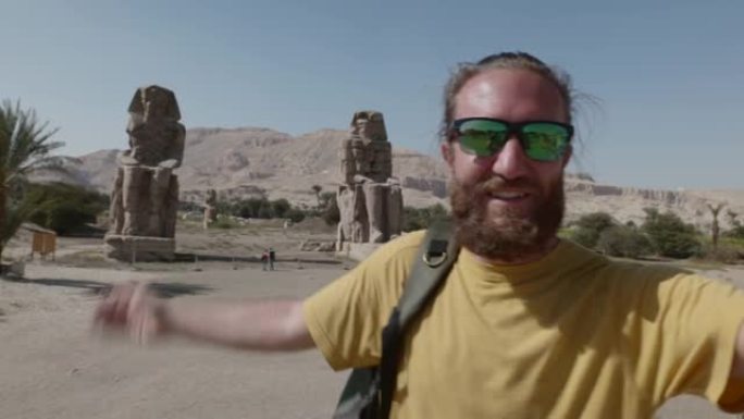 男子在埃及旅行，与埃及人神像自拍